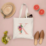 Bolsa Tote Elegante Blush e Borgonha Floral Monograma Inicial<br><div class="desc">Um saco de tote personalizado elegante apresenta um design floral buquê de cor d'água em burgundy,  merlot e pêssego com verde. Personalize o texto cor-de-rosa rosa / pincelado com um primeiro ou sobrenome inicial. Faz um presente único para as damas de honra e outros membros do seu partido noivo.</div>