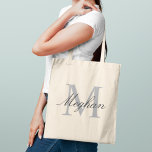 Bolsa Tote Elegante Cinza Moderno Monograma Inicial Nome<br><div class="desc">Um clássico atemporal, esta bolsa tote apresenta um grande monograma inicial cinza combinado com um nome personalizado em script escuro sofisticado. A paleta neutra torna-a um presente de monograma infinitamente versátil — perfeito para damas de honra, aniversários, professores ou como uma bolsa diária elegante. A inicial e o nome são...</div>
