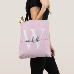 Bolsa Tote Elegante Cor-de-rosa-rosa Girly Personalizado Mono<br><div class="desc">Simples, Girly Moderna, Escamoteada Rosa Elegante, Monograma Elegante, Nome Inicial Script de Assinatura Personalizado Tote Bag. Este design com seu primeiro nome em uma tipografia de fontes (ou caligrafia) com estilo simples, escrito à mão, com monograma inicial em branco e cinza em fundo rosa-claro ou rosa-claro para bebês. presente feminina...</div>