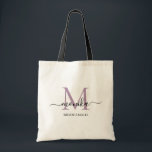Bolsa Tote Elegante Lavanda Saia de Noiva Personalizada Nome<br><div class="desc">Clássica bolsa de mão minimalista e elegante para casamento. este design apresenta um simples e moderno monograma em roteiro roxo lavanda e preto. Você pode personalizar com uma inicial e nome em roteiro. Esta bolsa roxa será um presente personalizado perfeito para a festa de casamento - dama de honra, damas...</div>