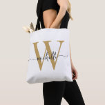 Bolsa Tote Elegante Ouro Branco Feminino Personalizado Monogr<br><div class="desc">Saco de mão personalizado feminino moderno simples e elegante em branco e dourado com monograma inicial de nome personalizado. Este design apresenta seu primeiro nome em uma linda tipografia de letra manuscrita com cauda ornamentada (ou caligrafia) com monograma inicial em dourado e preto sobre fundo branco. Ótimo presente feminino para...</div>