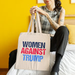 Bolsa Tote Eleições 2024: Mulheres Contra Trump<br><div class="desc">Women Against Trump torta saco para uma mulher americana votando contra Donald Trump na eleição de 2024 para presidente. Texto vermelho e azul para uma feminista forte.</div>