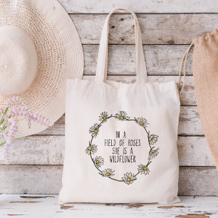 Bolsa Tote Em um campo de Rosas, ela é uma flor selvagem
