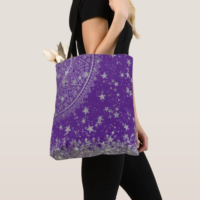 Bolsa Tote Encantando Mandala com Estrelas de Prata em Roxo (Close Up)
