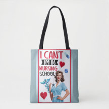 Enfermeira Nostálgica Bonita Se Aproxima Na Enferm