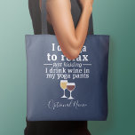 Bolsa Tote Engraçada citação de vinho - Eu bebo vinho em calç<br><div class="desc">Um pouco de humor bebendo que você pode transmitir aos seus namoradas amantes do vinho. Faça-os rir com este presente humorístico ou elefante branco. Eu faço ioga para relaxar - só brincadeira - Eu bebo vinho nas minhas calças de ioga.</div>