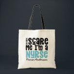 Bolsa Tote Engraçada enfermeira de obrigado<br><div class="desc">Você não pode me assustar, sou uma enfermeira, obrigados de tipografia engraçada azul moderna que você oferece. Mostre à sua enfermeira que se importa com este presente moderno útil. Com o roteiro de diversão moderno escrito à mão, e o espaço para o nome deles mostra que você se importa com...</div>