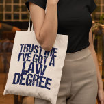 Bolsa Tote Engraçada Faculdade de Direito - Advogado Humor Co<br><div class="desc">Confie em mim,  tenho um diploma de Direito. Um presente engraçado para um estudante de Direito que se formou e passou no exame de bar. Um pouco de humor de advogado.</div>