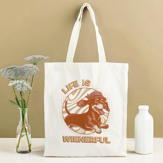 Bolsa Tote Engraçado Dachshund "A vida é ampla" Terracotta (This fun and quirky design features an adorable dachshund, complete with a cute fedora hat!)