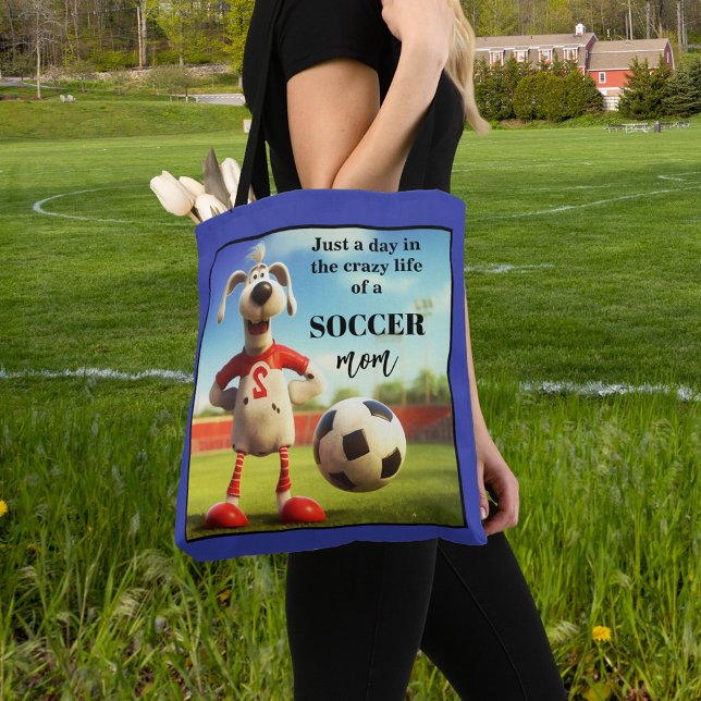 Bolsa Tote Engraçado, mãe (Funny tote bag featuring a dog on a football field. Great for a soccer mom)