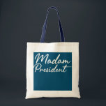 Bolsa Tote Engraçado Senhora Presidente Mãe Esposa Chefe Femi<br><div class="desc">Engraçado Senhora Presidente Mãe Mulher Chefe Dom Feminista. Presente perfeito para seu pai, mãe, pai, homens, mulheres, amigos e familiares no Dia de Ação de Graças, Dia de Natal, Dia de as mães, Dia de os pais, 4 de julho de 1776 Dia Independente, Dia dos Veteranos, Dia do Halloween, Dia...</div>