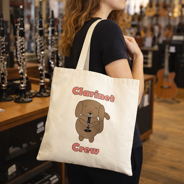 Bolsa Tote Equipe de Clarinete Fofa Cachorrinho Marrom (A tote bag with a cute dog playing the clarinet and the words clarinet crew.)