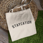 Bolsa Tote Escadaria | Tendência de Na moda minimalista moder<br><div class="desc">A simples "Escadaria" personalizada cita uma bolsa de arte com a tipografia moderna e minimalista a preto num estilo ousado de moda. O dom ou acessório perfeito para férias em casa durante a pandemia do coronavírus 19, no período de bloqueio e restrições de viagem.As palavras podem ser facilmente personalizadas com...</div>