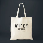 Bolsa Tote Esposa Est 2022 Noiva a Ser Festa de Despedida de<br><div class="desc">Crie sua própria bolsa de mão barata personalizada na Zazzle! Use a ferramenta de design para carregar sua própria arte, design ou fotos para fazer uma bolsa de mão barata única. Você também pode adicionar texto usando ótimas fontes e visualizar seu design. Esta bolsa de mão barata e fácil de...</div>