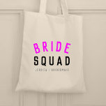 Bolsa Tote Esquadrão de Noivas | Balneira Rosa Quente Bridesm<br><div class="desc">Uma bela, simples, na moda, "Bride Squad" cita um saco de arte com tipografia moderna e minimalista, a preto e branco, a rosa-neon, num estilo de moda legal. O slogan, o nome e o papel podem ser facilmente personalizados com os nomes do seu partido noivo, por exemplo, noiva, damas de...</div>