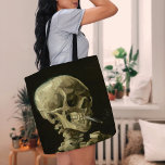 Bolsa Tote Esqueleto com cigarro queimado | Van Gogh<br><div class="desc">Crânio de um Esqueleto com Cigarro em chamas (1886) por Vincent Van Gogh, artista poste-impressionista holandês. A pintura original é um óleo na canvas, provavelmente do período curto de cursinhos de Van Gogh na Academia de Arte de Antuérpia. O cigarro a queimar foi, provavelmente, destinado a ser piada, talvez como...</div>