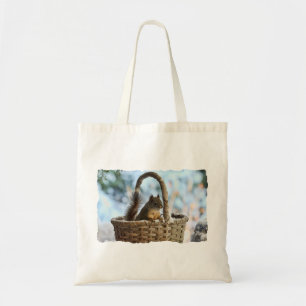 Bolsa Tote Esquilo bonito em uma cesta no inverno