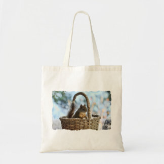 Bolsa Tote Esquilo bonito em uma cesta no inverno