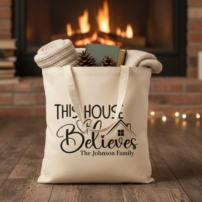Bolsa Tote Esta Assembleia Crê Que É Cristão Personalizado (This House Believes Custom Christian Tote Bag - Just add your family name or special text.)