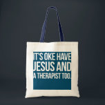 Bolsa Tote Está tudo bem ter Jesus e um terapeuta também<br><div class="desc">Está tudo bem ter Jesus e um Terapista muito presente. Presente perfeito para seu pai, mãe, pai, homens, mulheres, amigos e familiares no Dia de Ação de Graças, Dia de Natal, Dia de as mães, Dia de os pais, 4 de julho de 1776 Dia Independente, Dia dos Veteranos, Dia do...</div>