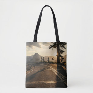 Bolsa Tote estrada de asfalto de cinza perto da montanha pela