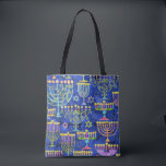 Bolsa Tote Estrela Chic Blue Dourada de Menorah de David Hanu<br><div class="desc">Esta bolsa de tote de Natal apresenta um padrão chic de ouro,  menorah verde e roxo e estrela dourada de David em um fundo azul. Projetado pelo famoso artista mundial Tim Coffey.</div>