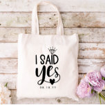 Bolsa Tote Eu Disse Sim Diamante e Coração Adicionar Data de<br><div class="desc">Eu disse "sim" para a futura senhora com uma charmosa design de tipografia com um diamante a apontar o i e um pequeno coração abaixo do sim. Planejar o casamento com a tipografia para a noiva. Noiva de ser uma bolsa de tote com eu disse sim em uma design de...</div>