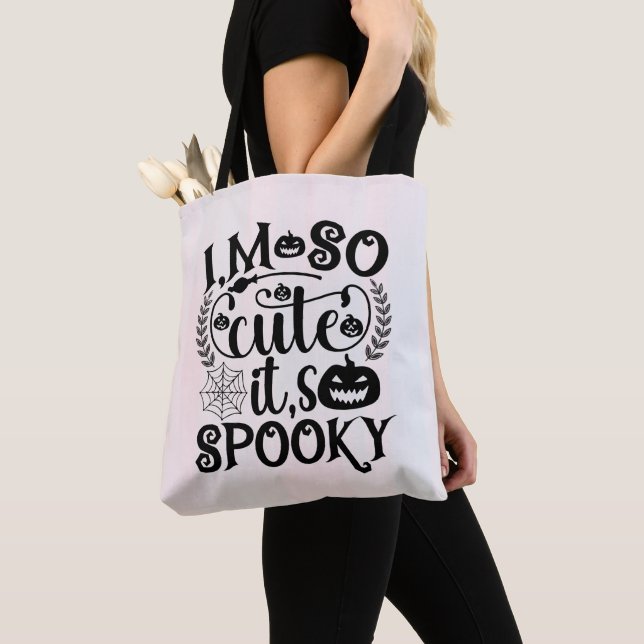 Bolsa Tote Eu Sou Tão Fofo que Dá Medo de Halloween (Close Up)