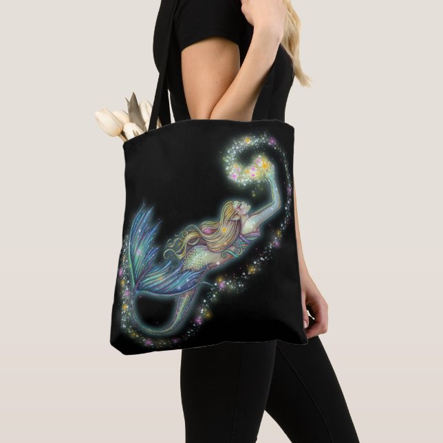 Bolsa Tote Fantasy Mermaid Trabalho de arte por Molly Harriso (Close Up)