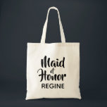 Bolsa Tote Favor do Monograma de Madrinha de casamento de Scr<br><div class="desc">Tendência de um saco de tote de tipografia. Moderno e na moda, esse design personalizado apresenta o texto "Madrinha de casamento" em caracteres casuais de script e um campo de texto editável para um nome em sans serif elegante em preto. Personalize facilmente este design para corresponder ao seu estilo clicando...</div>