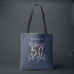 Bolsa Tote Fazer 50 parece um bom saco de presentes de ouro<br><div class="desc">O fazer 50 parece ser um design de presente de aniversário tipográfico personalizado de efeito ouro personalizado. A vida começa aos sessenta, mostre como você está feliz por estar nos sessenta anos com essa camisa, ideal para uma festa de aniversário ou um fim de semana de celebração. Faça dele uma...</div>