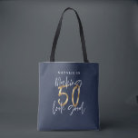 Bolsa Tote Fazer 50 parece um bom saco de presentes de ouro<br><div class="desc">O fazer 50 parece ser um design de presente de aniversário tipográfico personalizado de efeito ouro personalizado. A vida começa aos sessenta, mostre como você está feliz por estar nos sessenta anos com essa camisa, ideal para uma festa de aniversário ou um fim de semana de celebração. Faça dele uma...</div>
