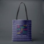 Bolsa Tote FELIZ CHANUKAH Ama Joy Paz BLUE Hebraico<br><div class="desc">Saco de TOTE festivo colorido com estrela de prata falsa de David em sutil padrão de fundo. AMOR JOY PEACE incluindo traduções hebraicas são codificadas por cor em vermelho, amarelo e verde. O texto é personalizável para o caso de você desejar mudar alguma coisa. FELIZ CHANUKAH também é personalizável. Parte...</div>