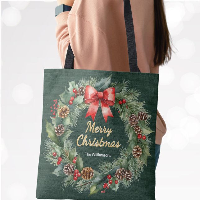 Bolsa Tote Feliz Fúria de Natal com Arco Vermelho Personaliza (A festive green tote bag with faux gold "Merry Christmas" greeting, wreath surround and custom name)