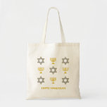 BOLSA TOTE FELIZ HANUKKAH<br><div class="desc">Saco de tote HANUKKAH moderno, com texto PERSONALIZÁVEL, mostrando dourado falso e estrela prateada de DAVID e MENORAH. O texto lê HAPPY HANUKKAH com um nome de marcador de posição e é PERSONALIZÁVEL, para que você possa PERSONALIZÁ-lo adicionando seu nome ou outro texto. Ideal para comemorações de Chanucá, e com...</div>