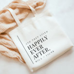 Bolsa Tote Feliz Nunca Depois Do Casamento Bem-Vindo Saco De<br><div class="desc">Prepare-se para seu conto de fadas grande dia e mande seus ilustres convidados para casa com uma oferta de casamento totalmente personalizável, "feliz para sempre". Este design apresenta o nome da noiva e do noivo e age como um doce presente de despedida e obrigado. Este design pode ser usado como...</div>