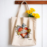 Bolsa Tote Feminista<br><div class="desc">Tote Bag Feminista - Esta mala de tote engraçada apresenta um coração realista de tatuagem com uma faixa de estilo vintage e a palavra Feminista. Uma ideia de presente de excelente para mulheres jovens encontrando seu caminho. Conheça o dia e mostre quem é o responsável por esta bolsa de tote...</div>
