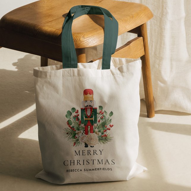 Bolsa Tote Feriados de Natal Personalizados por Nutcracker (Christmas Nutcracker Greenery Red Berries Green Handles Tote Bag)