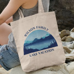 Bolsa Tote Férias de Verão da Reunião Familiar da Casa do Lag<br><div class="desc">Essa bolsa de tote de casa de lago legal e personalizada apresenta um rio azul sereno cercado por árvores e seu texto personalizado para uma reunião familiar,  uma viagem de acampamento ou férias de verão. Personalize esta bolsa de tote com o seu sobrenome ou outro nome de grupo.</div>