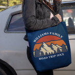 Bolsa Tote Férias na Estrada Familiar Monta Reunião Personali<br><div class="desc">Este maravilhoso pôr do sol sobre montanhas rochosas na natureza faz uma imagem excelente para uma reunião de família para uma viagem por estrada ou férias de verão. Comemore seu evento coordenando essas bolsas com presentes de camiseta na nossa coleção para mãe, pai, irmão e irmã. Basta adicionar seu próprio...</div>