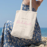 Bolsa Tote Festa de Noivado de Bachelorette com Script Mínimo<br><div class="desc">Este design personalizado Bachelorette Tote Bag personalizado apresenta uma tipografia de script manuscrito cor-de-rosa que pode ser alterada para qualquer cor. Você pode personalizar facilmente o nome da noiva, data, nome do bridemaid usando o modelo fornecido. O perfeito acessório elegante para um fim de semana de festa de solteira ou...</div>