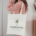 Bolsa Tote Festa de solteira de Árvore de Palma de Aquarela<br><div class="desc">Bem-vindos amigos à sua festa de solteira ou meninas no fim de semana com essas bolsas de tote personalizadas. Design apresenta uma ilustração de palmeira aquarela com seu destino abaixo (mostrado com Charleston) em caracteres serif clássicos. Adicione o nome do evento abaixo de um script cursivo manuscrito verde escuro, com...</div>