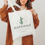 Bolsa Tote Festa de solteira de Cactus no Deserto<br><div class="desc">Bem-vindos convidados para o fim de semana da solteira de destino com estas bonitinhas sacolas de tote personalizadas. Design apresenta uma ilustração verde do cacto flanqueada por estrelas, com seu destino de festa embaixo (mostrado com Scottsdale) em caracteres clássicos de serif. Adicione seu nome de evento abaixo em um script...</div>
