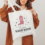 Bolsa Tote Festa de solteira Nash Bash Nashville Cowgirl<br><div class="desc">Bem-vindos amigos à vaqueira da discoteca ou ao fim de semana da solteira do mundo ocidental com estas bonitinhas de tote personalizadas. Design apresenta uma ilustração empoeirada de inicialização de cowboy cor-de-rosa com "Nash Bash" por baixo. Faça-o seu adicionando o nome da noiva no script e o ano em algarismos...</div>