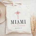 Bolsa Tote Festa de solteira Personalizada da Árvore Palm Cor<br><div class="desc">Bem-vindos amigos à sua despedida de solteira, com essas malas de tote personalizadas. Perfeito para a praia ou localidades tropicais, este design apresenta uma ilustração da silhueta de palmeiras cor-de-rosa coral com seu destino abaixo (mostrado com Miami) em caracteres serif clássicos. Adicione o(s) seu(s) nome(s) ou nome da ocasião em...</div>
