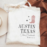 Bolsa Tote Festa de solteira Personalizada de Boot do Cowboy<br><div class="desc">Bem-vindos amigos à sua festa de solteira ou meninas no fim de semana com estas bonitas sacolas personalizadas. A design apresenta uma bota poeirenta rosa cor-de-rosa, ladeada por estrelas minúsculas, com o seu destino (mostrado com Austin, Texas) alinhado à direita em caracteres clássicos de serif. Adicione seu nome ou nome...</div>