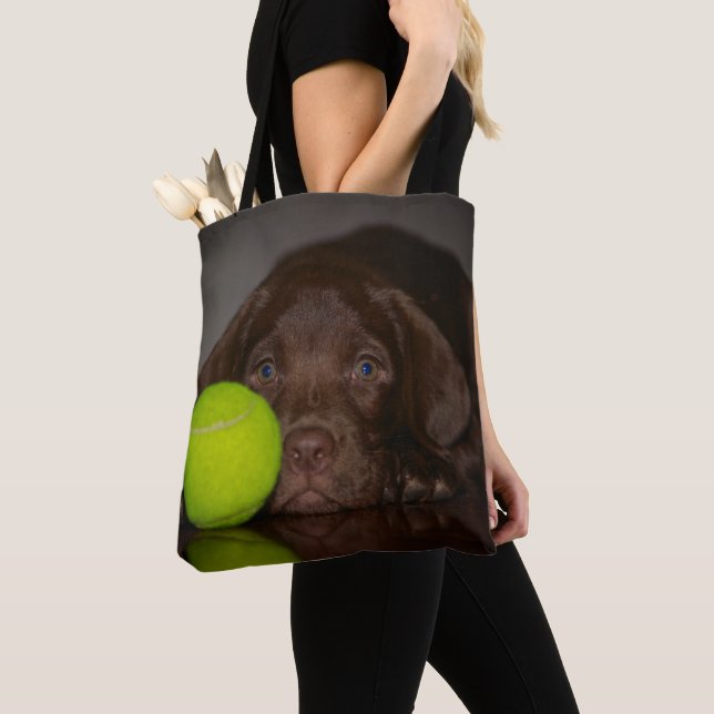 Bolsa Tote Filhote de cachorro de Labrador do chocolate com (Close Up)