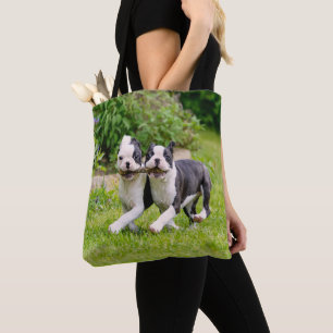 Bolsa Tote Filhotes engraçados de Boston Terrier brincando -