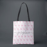 Bolsa Tote Fitas de arco bonitinhas cor-de-rosa personalizada<br><div class="desc">Adicione um toque de charme feminino às suas essências do dia a dia com esta bolsa de tote cor-de-coquete rosa, com uma impressão de fitas de arco desenhadas à mão. Projetado para indivíduos que avançam a moda que adoram a suave e doce estética, esta bolsa é prática e bonito. Totalmente...</div>