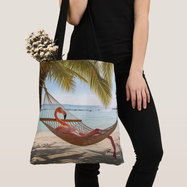 Bolsa Tote Flamingo Relaxando em uma Rede de Praia Tropical (Close Up)